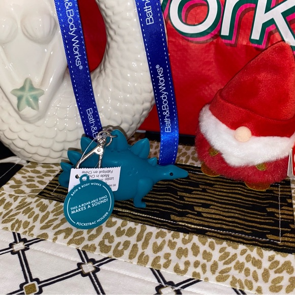 BATH AND BODY WORKS NOISE MAKING STEGOSAURUS POCKETBAC HOLDER➕SANITIZER - Picture 6 of 7